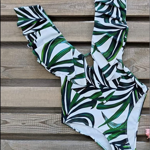 swimsuit.  medium. new - Picture 1 of 6